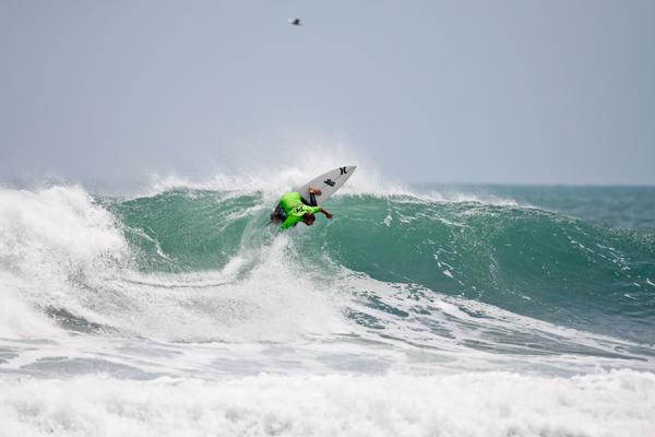 Gisborne surfer Bobby Hansen competing at the Hyundai National Surfing Championships held at Piha last week.  Hansen will be one of the top seeds when the postponed Billabong Pro presented by Sony gets underway at Whangamata in two weeks time (10-12 Feb).